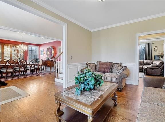 4th image of 19 Wyndham Ln