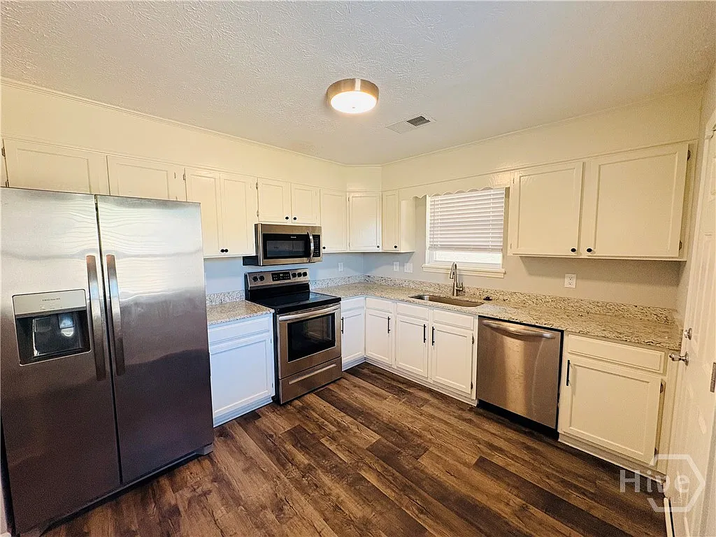 3 bed, 2.0 bath, 1460 sqft, $2,100 — Photo 2