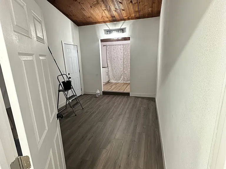 420 E Repplier Rd — Photo 4