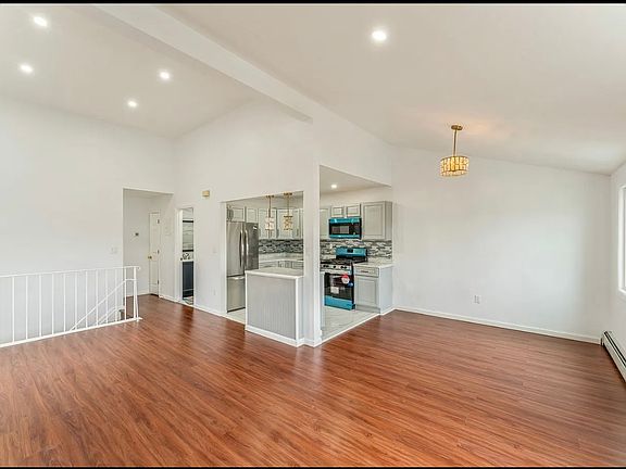 2nd image of 115-19 Marsden St #2