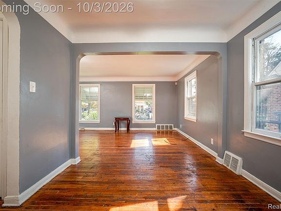 3rd image of 19313 Winthrop St
