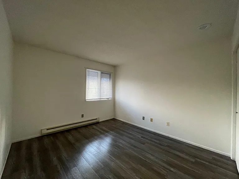 1004 E South St #6 — Photo 15