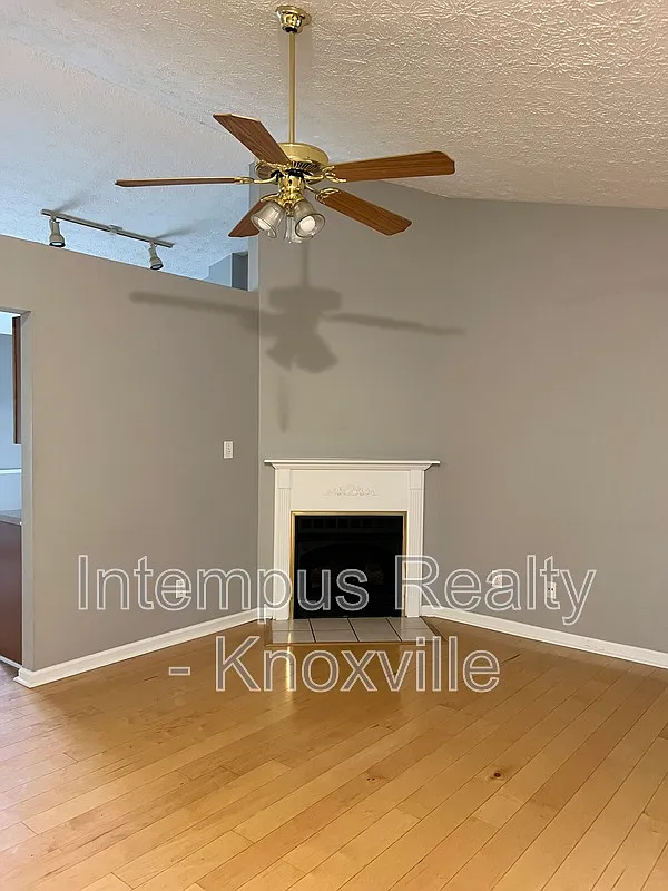 3 bed, 2.0 bath, 1208 sqft, $2,000 — Photo 4