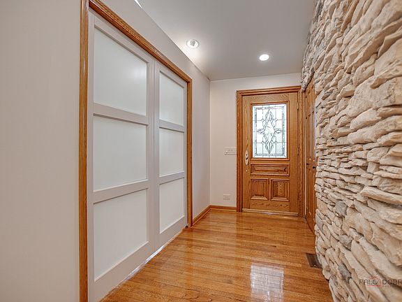 2nd image of 605 N Windsor Dr