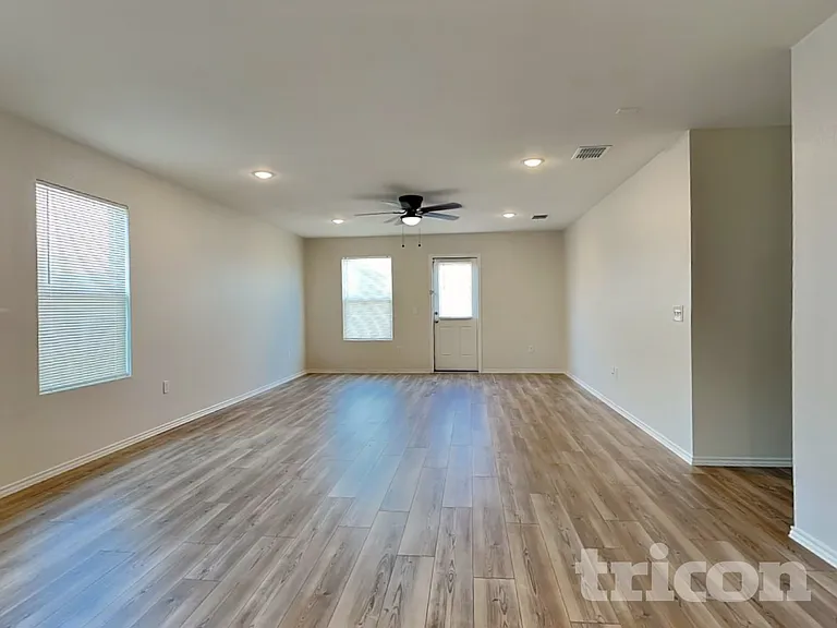 1125 Waggoner Dr — Photo 3
