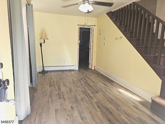 4th image of 589 S Main St
