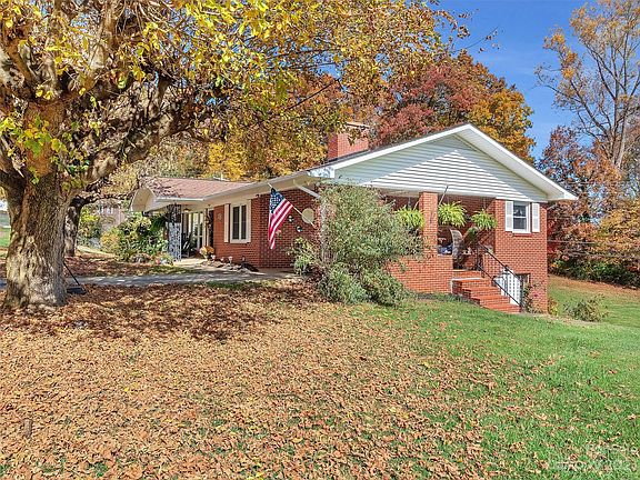 4th image of 800 Woodfield Dr