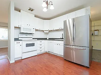 2221 Biscayne Dr — Photo 8