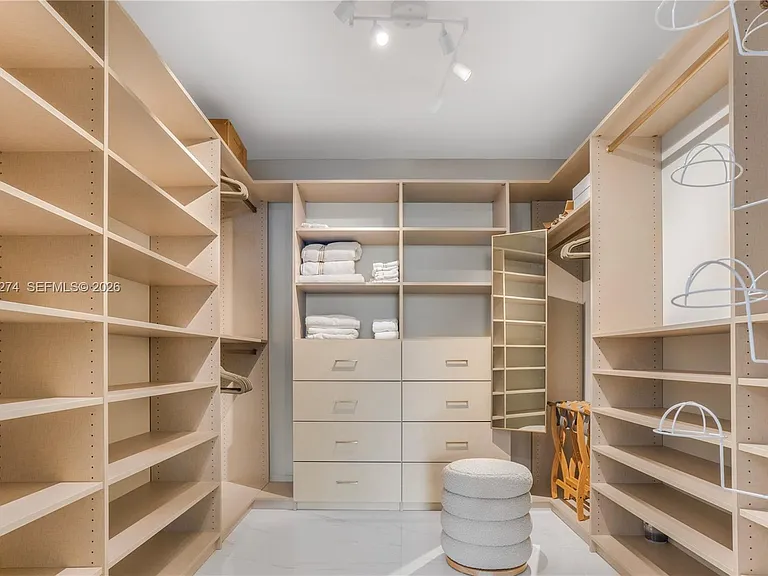 700 NE 24th St #901 — Photo 36