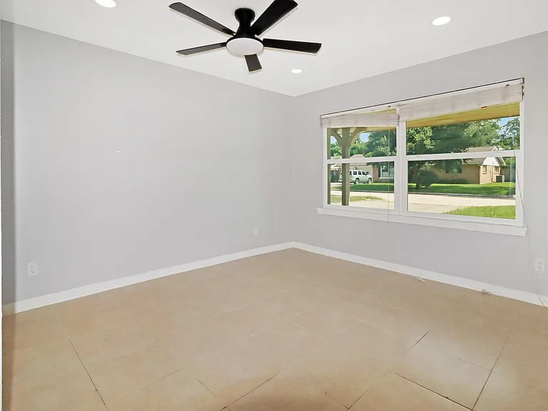 8711 Shadow Crest St — Photo 9