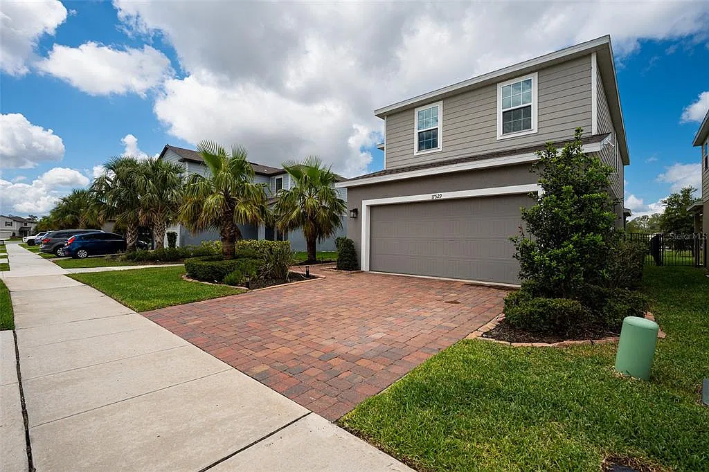 4 bed, 2.5 bath, 2466 sqft, $2,950 — Photo 2
