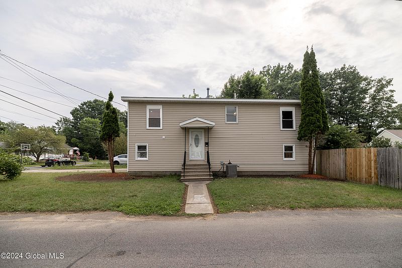 2nd image of 3260 Wells Avenue