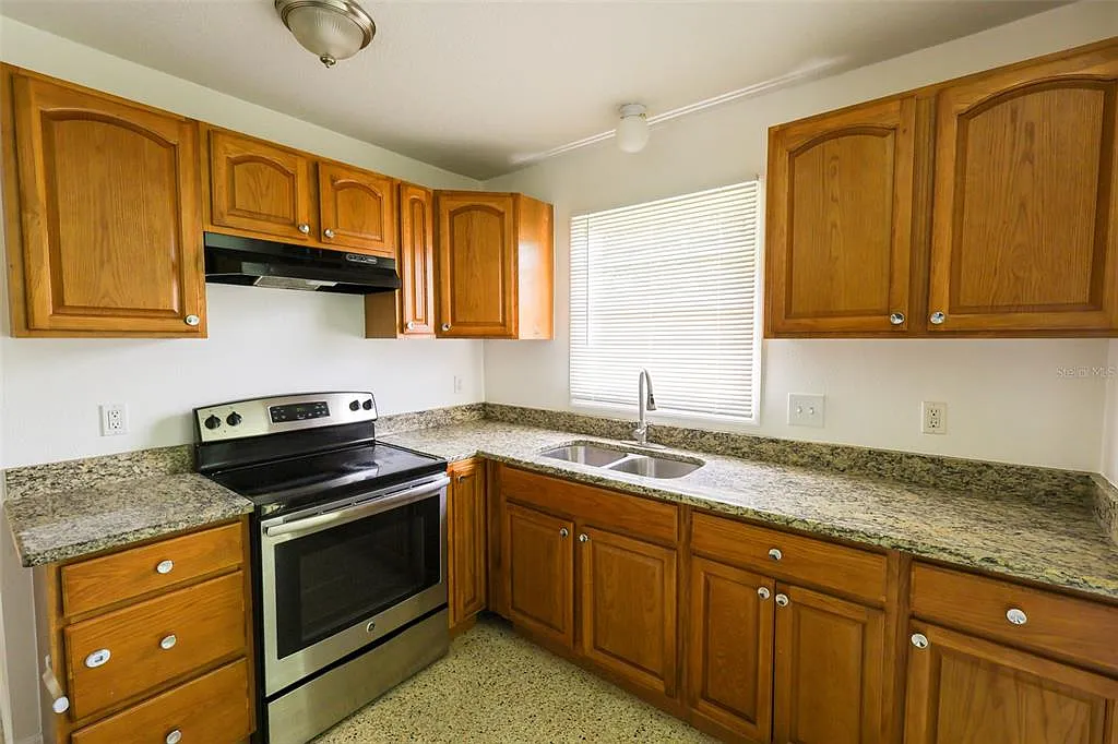 2 bed, 1.0 bath, 825 sqft, $1,950 — Photo 3