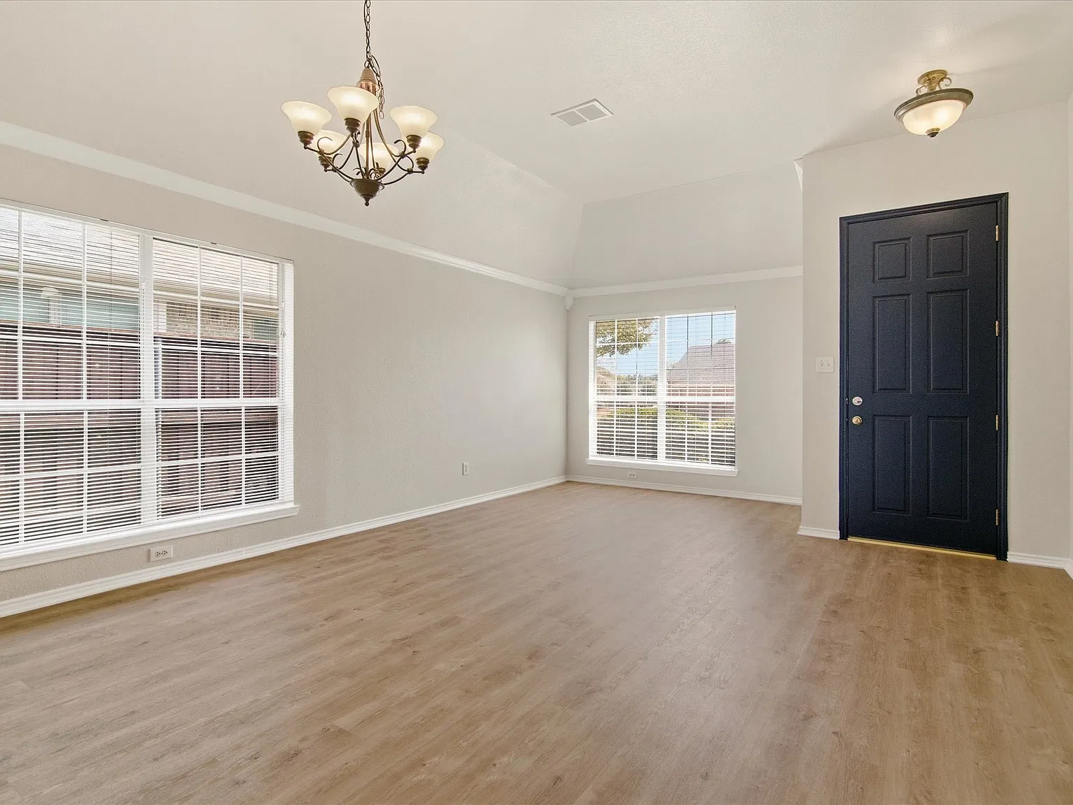 4 bed, 2169 sqft, $2,600 — Photo 3