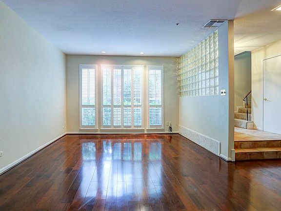 3rd image of 1136 Fountain View Dr #201