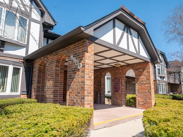 8900 North Park Plaza COURT #211, Brown Deer, WI 53223