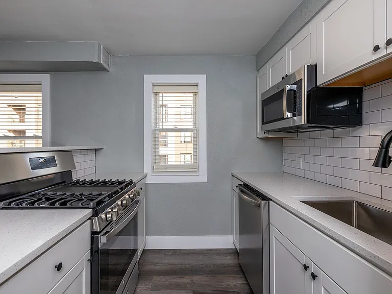 Broadway 46 Apartments — Photo 76