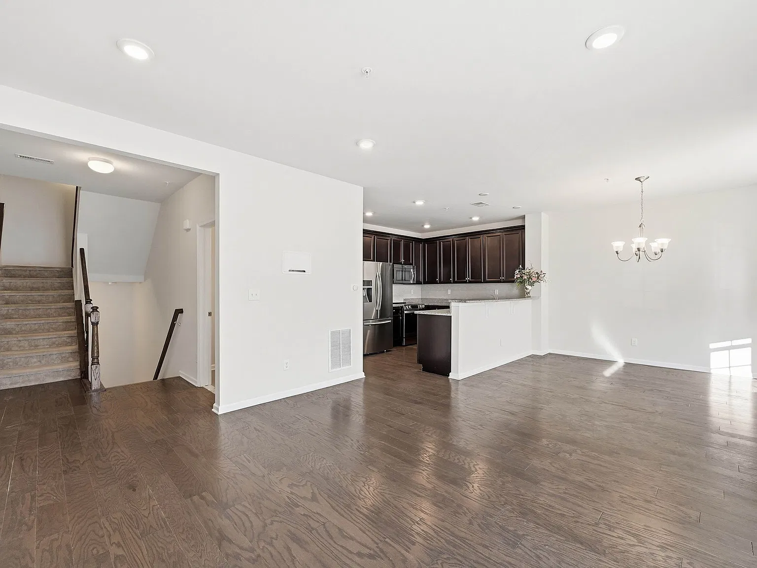 3 bed, 2.5 bath, 2005 sqft, $4,000 — Photo 4
