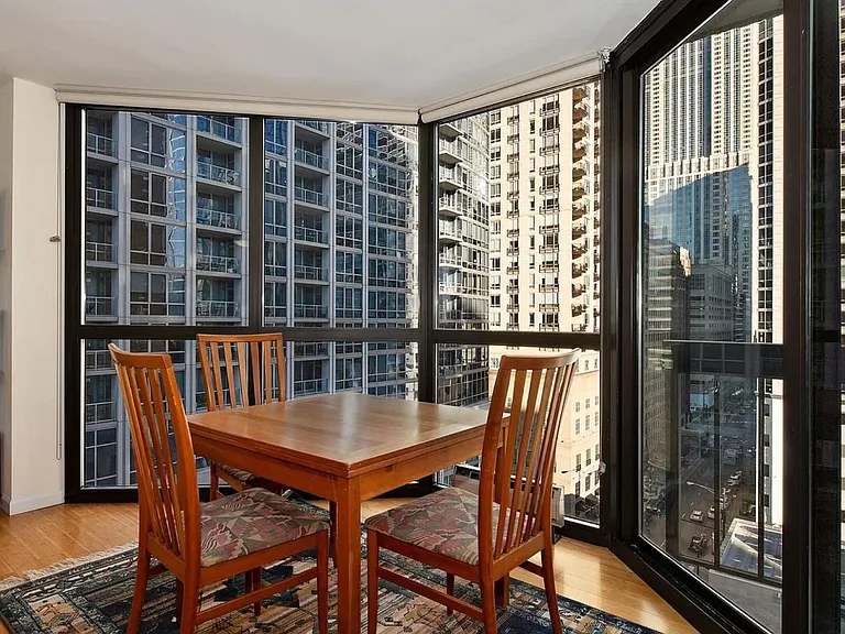 33 W Delaware Pl #12B — Photo 7