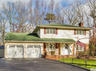 35 Glenwood Dr, Hauppauge, NY 11788