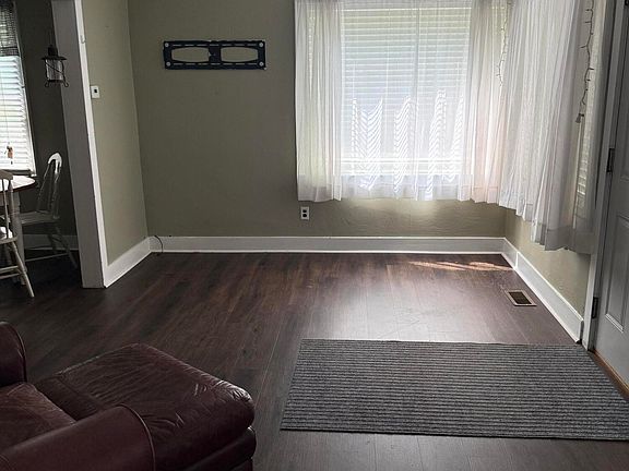 4th image of 2714 Roberts St