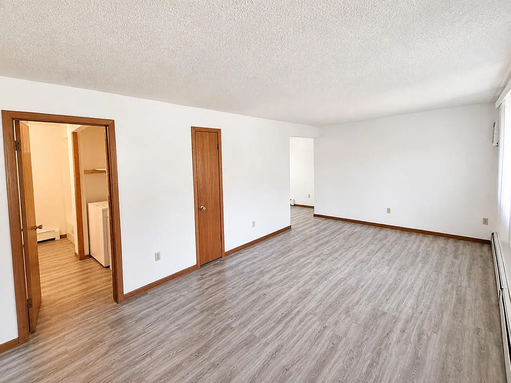 1504 Shannon Dr NE — Photo 3