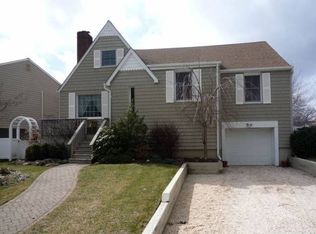 2 Tameling Rd, East Rockaway, NY 11518