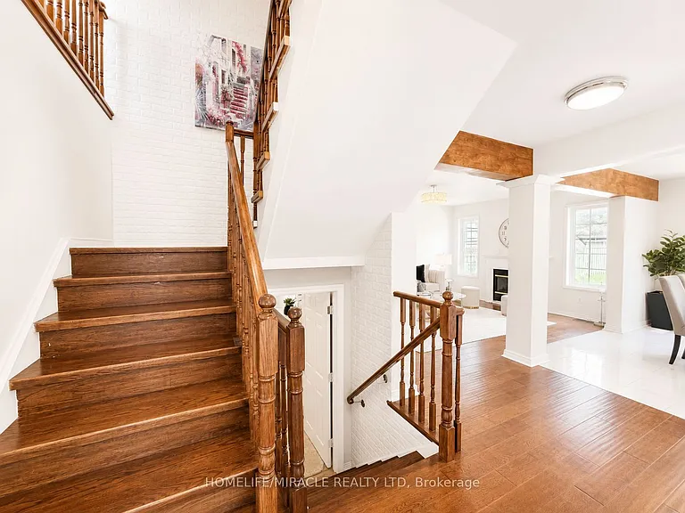 1033 Grandview St N — Photo 22