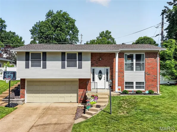 71 Smoke Tree Dr, Fenton, MO 63026