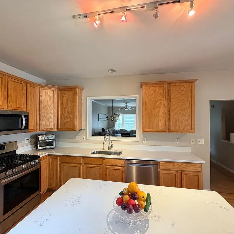3 bed, 3.0 bath, 2148 sqft, $3,550 — Photo 3