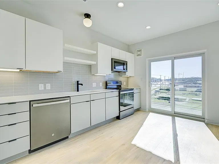 100 W Mockingbird Ln #403 — Photo 10