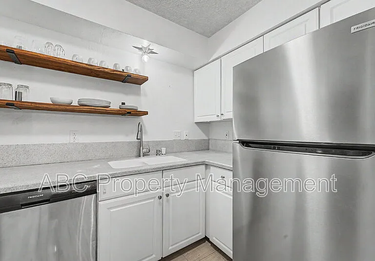 2 William Ln — Photo 3