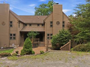 110 Woodmont Cir, Greentown, PA 18426