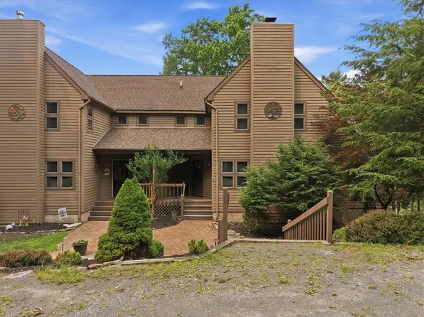110 Woodmont Cir, Greentown, PA 18426