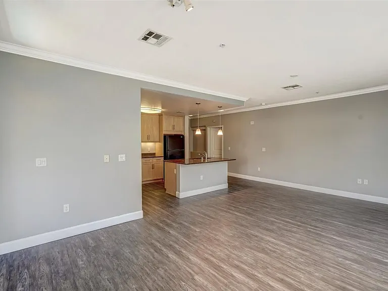 Stadium House Apartments — Photo 34