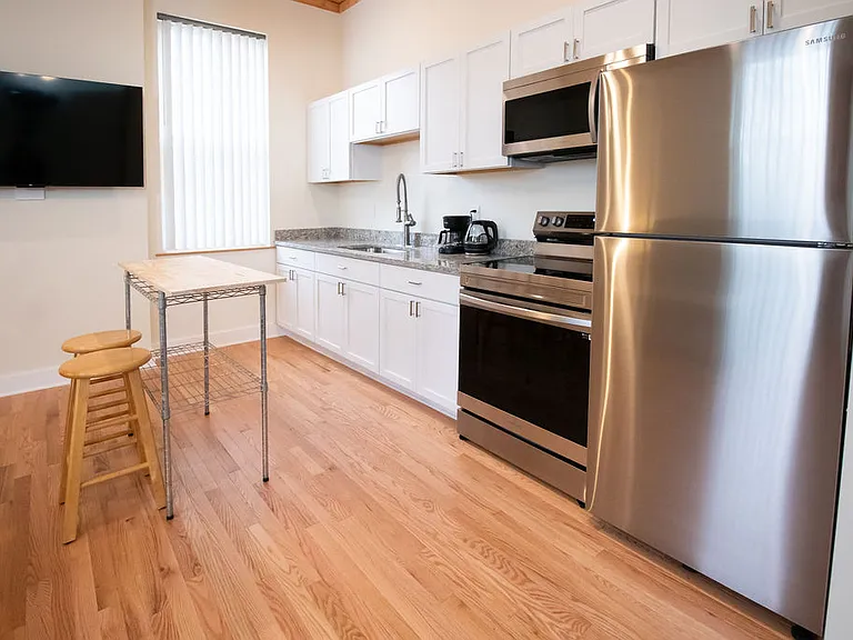 620 N Limestone #8 — Photo 3