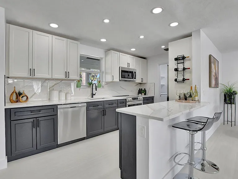 832 SW 10th Ave — Photo 9