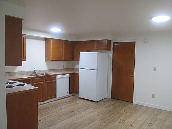 5th image of 482 W Victoria Ave