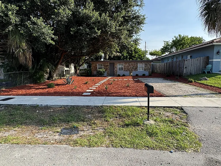 2881 NW 11th Pl — Photo 1