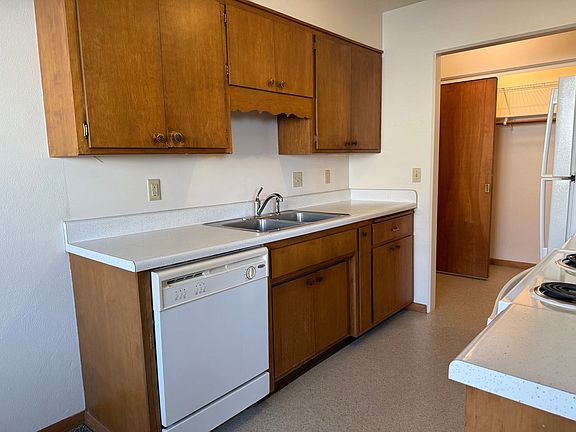 3rd image of 212 6th St S #102