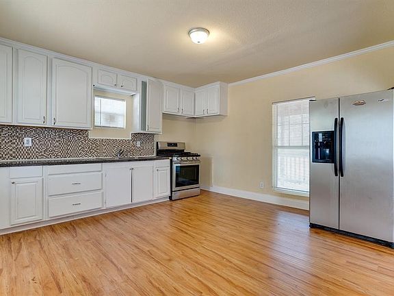 3rd image of 4265 Elkins Ave