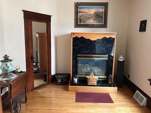 4th image of 138 E Broadway St