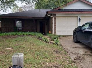 935 W Embercrest Dr, Arlington, TX 76017