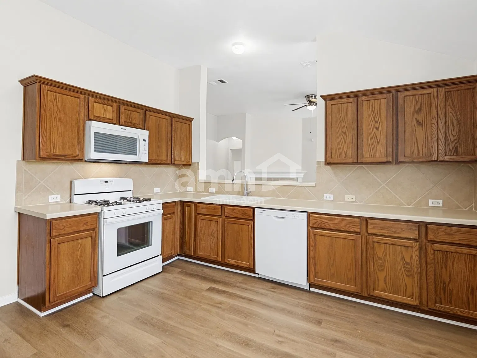 3 bed, 2.0 bath, 1633 sqft, $1,905 — Photo 3