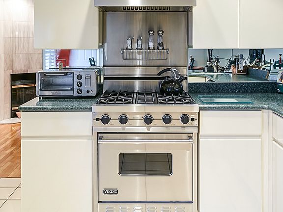 4th image of 28 Hunt Ct