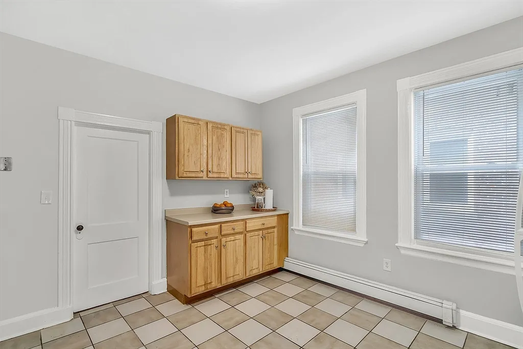 3 bed, 1.0 bath, 1300 sqft, $2,800 — Photo 4