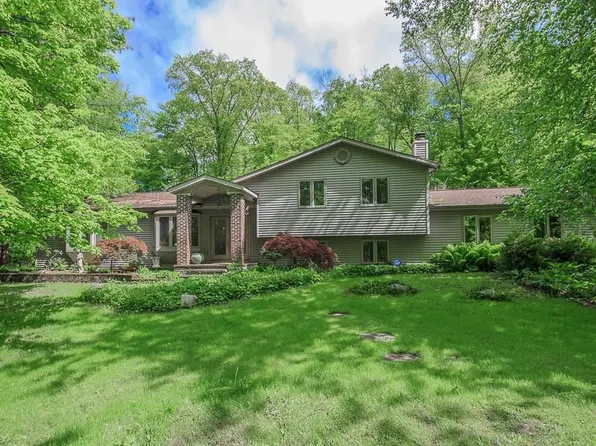 9544 Crackel Rd, Chagrin Falls, OH 44023