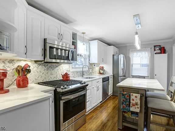 4th image of 517 Larch St