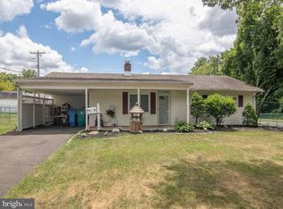 2 Maple Ln, Levittown, PA 19054