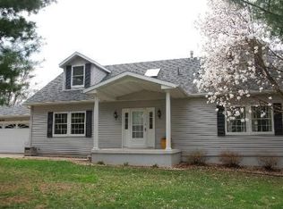 839 White Oaks Dr, Dixon, IL 61021